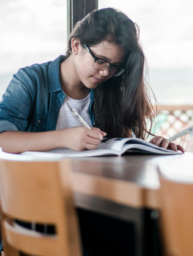 Alumna leyendo